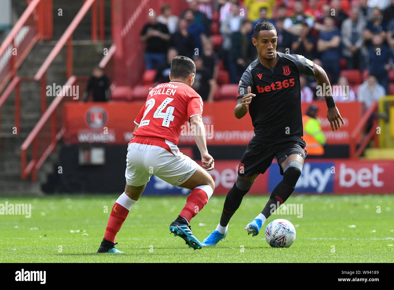 10 août 2019, la Vallée, Charlton, Angleterre ; Sky Bet Championship, Charlton vs Stoke City ; Tom Ince (07) de Stoke City fonctionne à Josh Cullen (24) de Charlton Crédit : Phil Westlake/News Images images Ligue de football anglais sont soumis à licence DataCo Banque D'Images