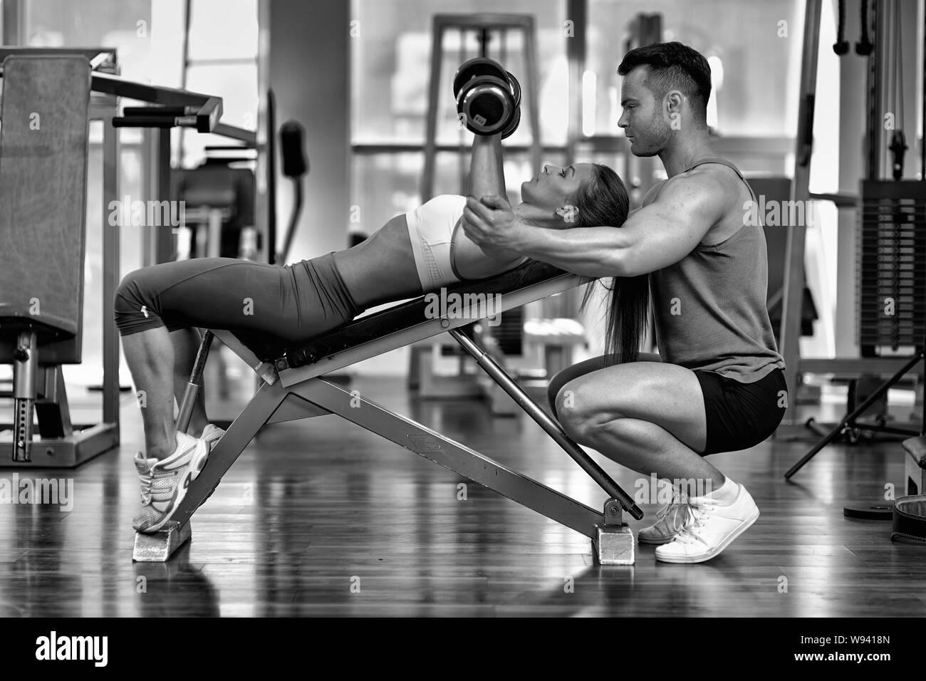 Personal trainer helping woman travail avec haltères Banque D'Images