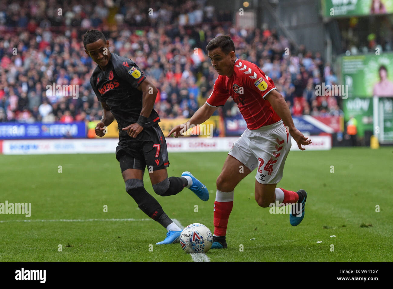 10 août 2019, la Vallée, Charlton, Angleterre ; Sky Bet Championship, Charlton vs Stoke City ; Josh Cullen (24) de Charlton passe devant Tom Ince (07) de Stoke City Crédit : Phil Westlake/News Images images Ligue de football anglais sont soumis à licence DataCo Banque D'Images
