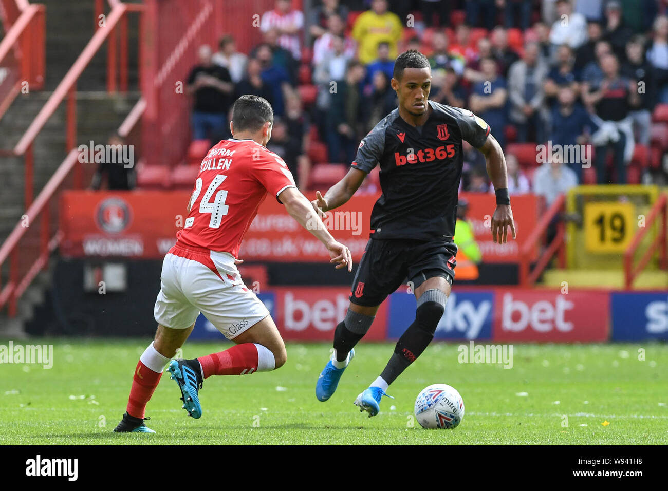 10 août 2019, la Vallée, Charlton, Angleterre ; Sky Bet Championship, Charlton vs Stoke City ; Tom Ince (07) de Stoke City passe devant Josh Cullen (24) de Charlton Crédit : Phil Westlake/News Images images Ligue de football anglais sont soumis à licence DataCo Banque D'Images