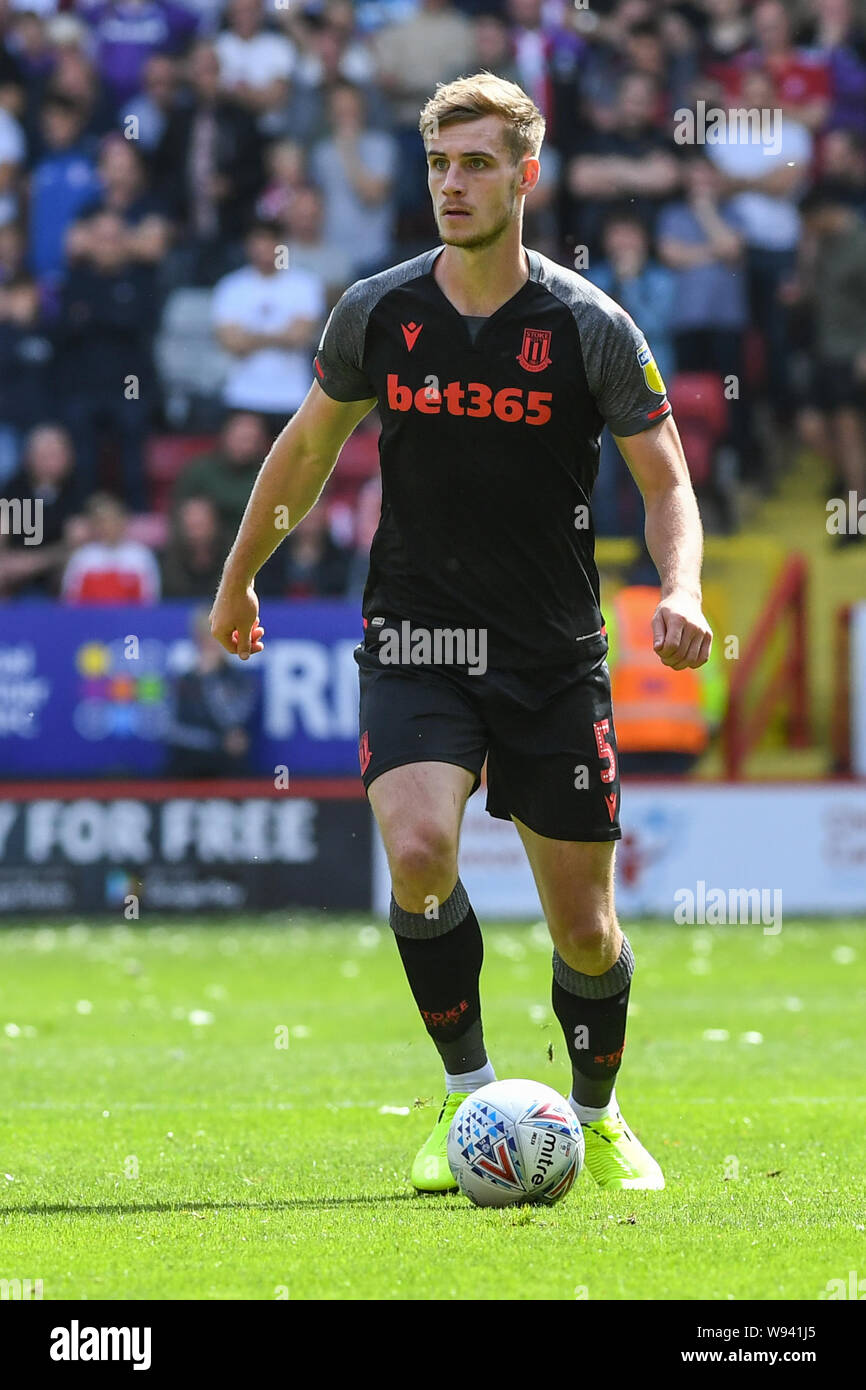 10 août 2019, la Vallée, Charlton, Angleterre ; Sky Bet Championship, Charlton vs Stoke City ; Liam Lindsay (05) de Stoke City s'exécute avec la balle Crédit : Phil Westlake/News Images images Ligue de football anglais sont soumis à licence DataCo Banque D'Images