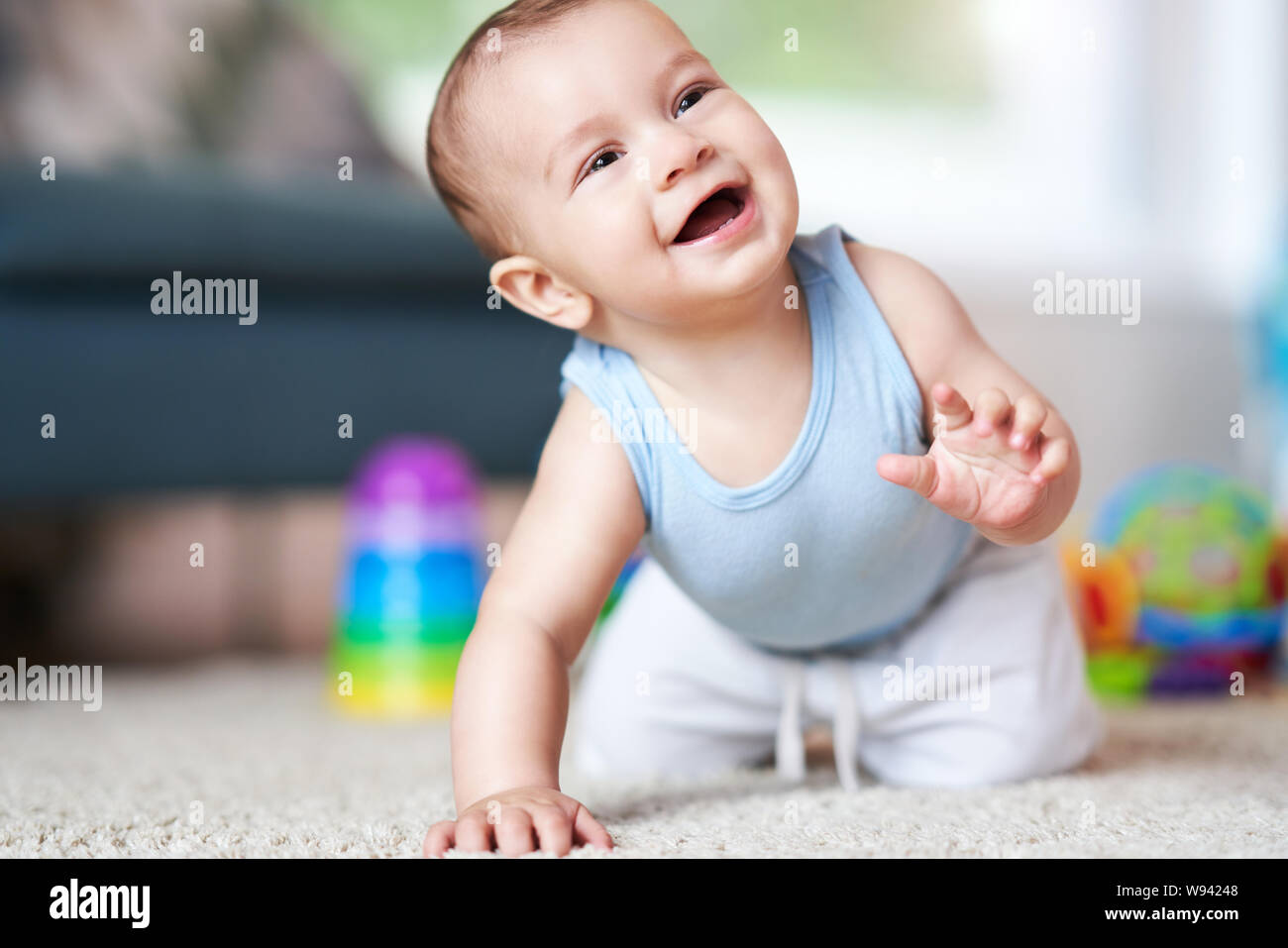 Bebe rampant sur le plancher de bois franc