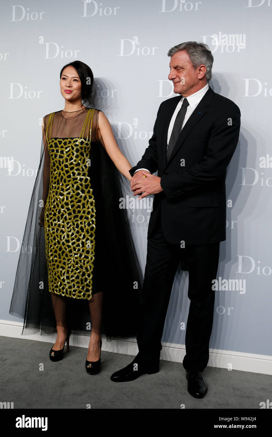 L'actrice chinoise Zhang Ziyi (à gauche) et Dior Président et chef de la direction Sidney Toledano posent pour les photos qu'ils arrivent à la Dior haute cout Banque D'Images
