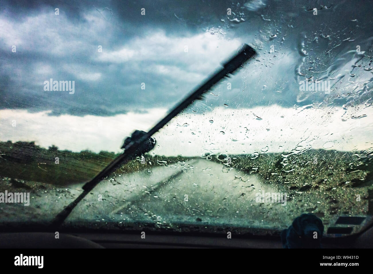 Drivers voir de forte pluie à travers la fenêtre de voiture Banque D'Images
