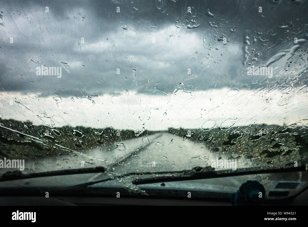 Drivers voir de forte pluie à travers la fenêtre de voiture Banque D'Images