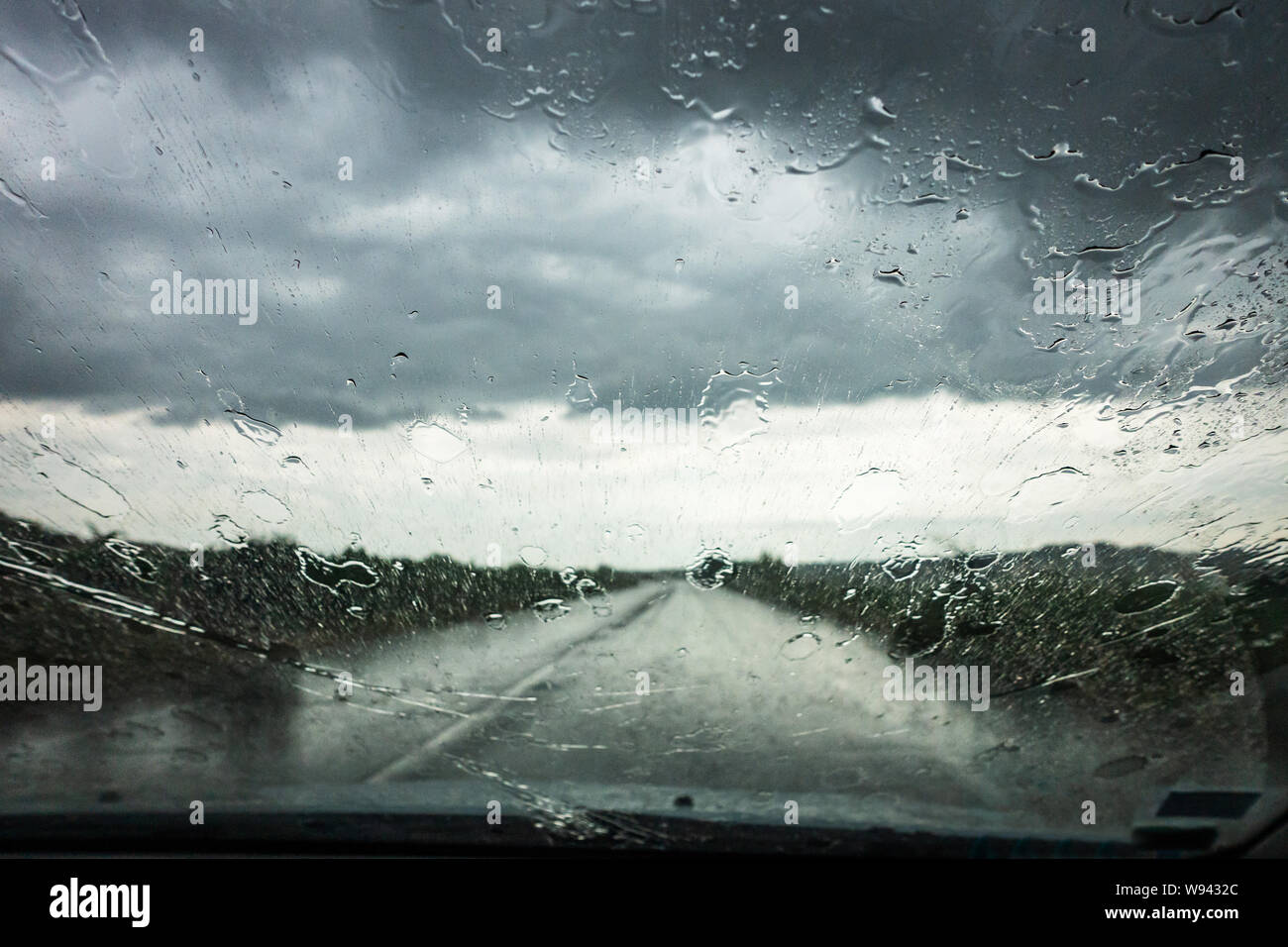 Drivers voir de forte pluie à travers la fenêtre de voiture Banque D'Images