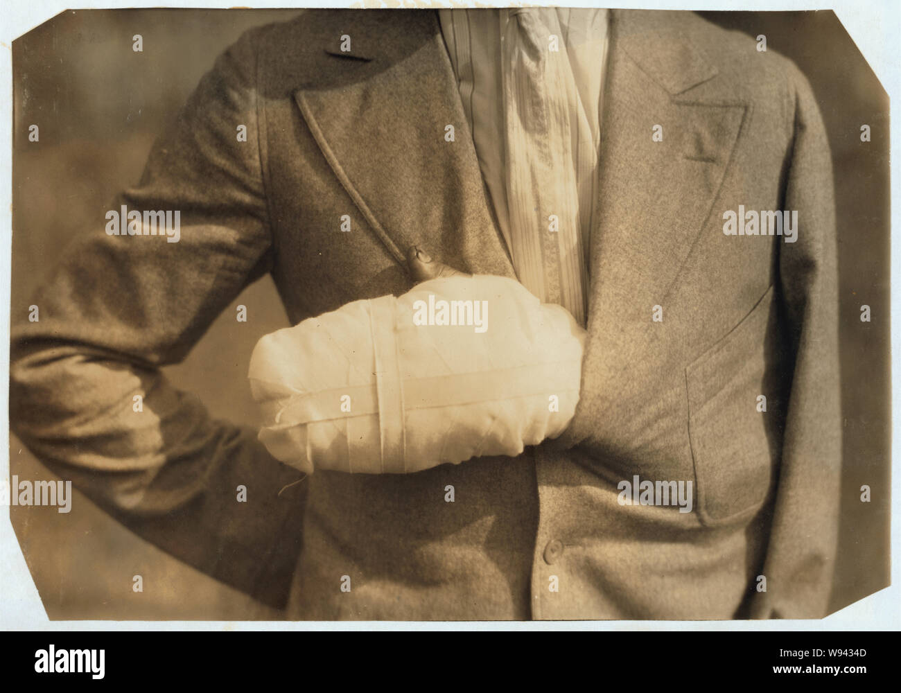 Cas d'accident - l'homme avec la main écrasée par le volant-moteur à l'Offset Litho Co. parce que son assistant (un garçon de 17 ans) et instructions désobéi poussé mauvais levier. Résumé : des photographies sur les dossiers de la Commission nationale sur le travail des enfants (États-Unis) Banque D'Images