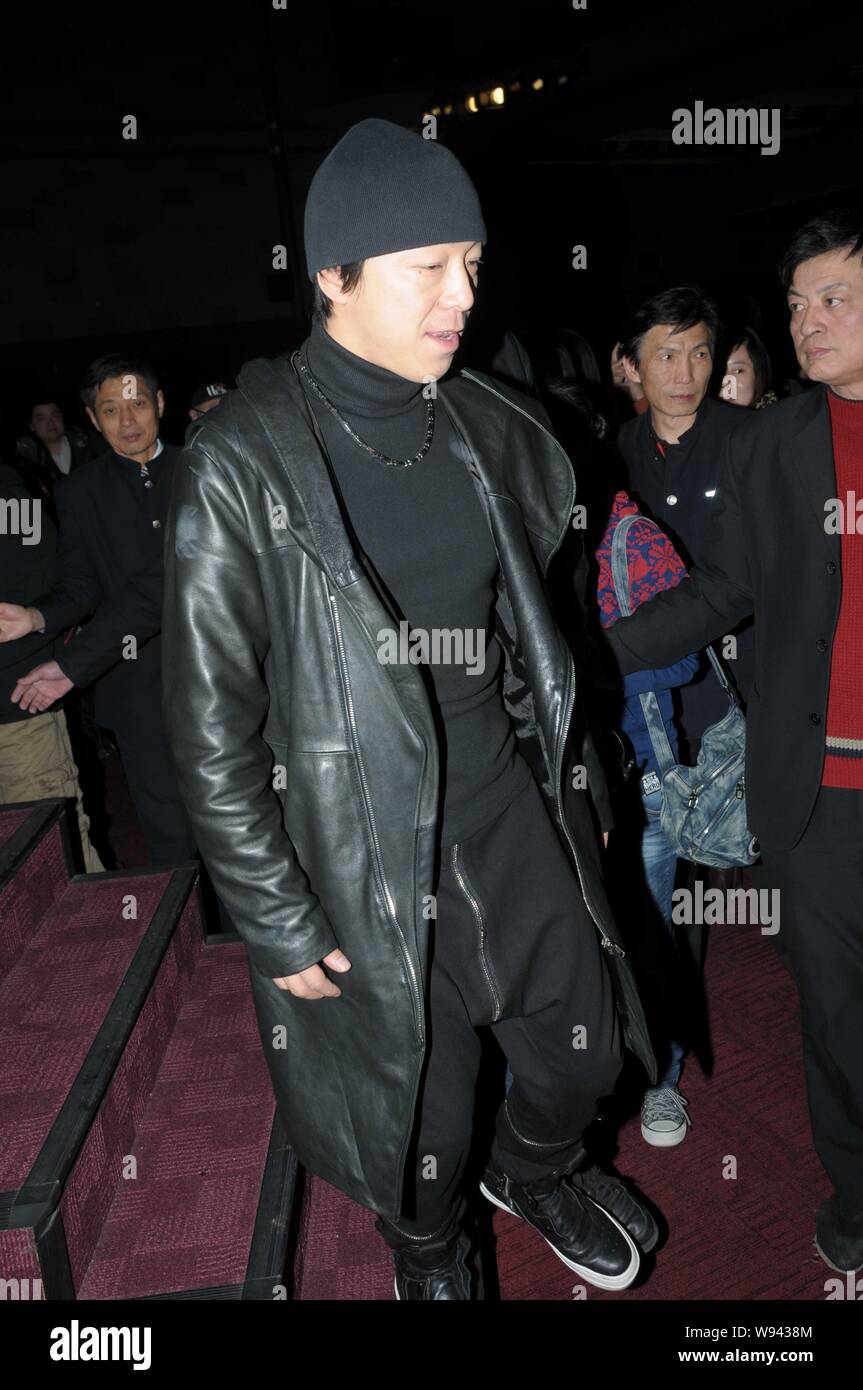 L'acteur chinois Huang Bo, centre, est illustrée comme il arrive à une première pour son nouveau film, pas de terre, Mans à Shanghai, Chine, le 2 décembre 2013. Un menton Banque D'Images