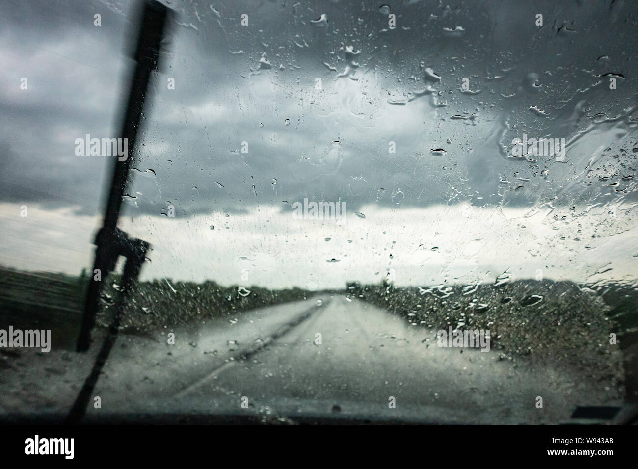Drivers voir de forte pluie à travers la fenêtre de voiture Banque D'Images