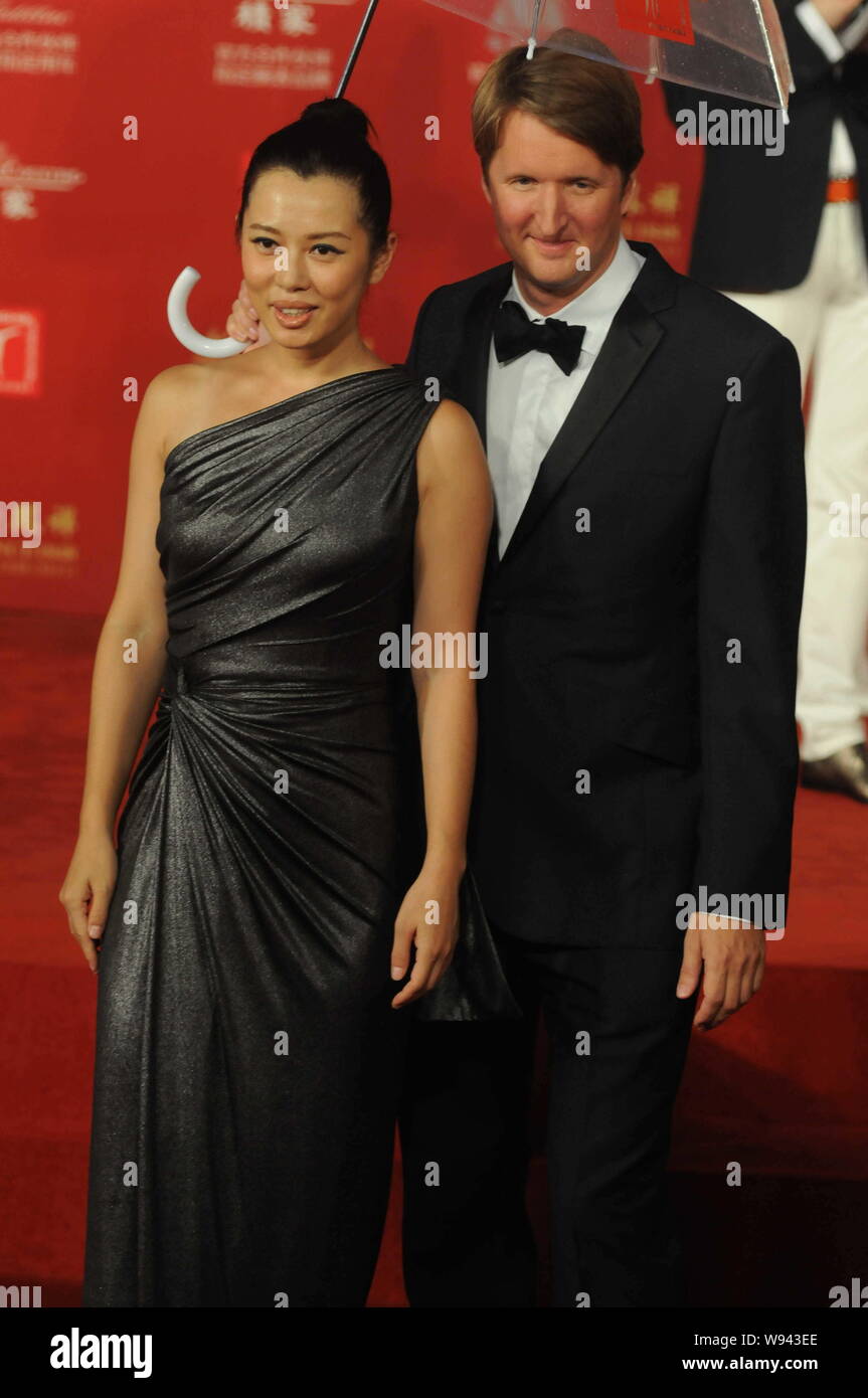 Directeur britannique Tom Hooper, droite, et l'actrice chinoise Yu Nan posent sur le tapis rouge qu'ils arrivent pour la cérémonie de clôture de la 16e Shanghai Int Banque D'Images