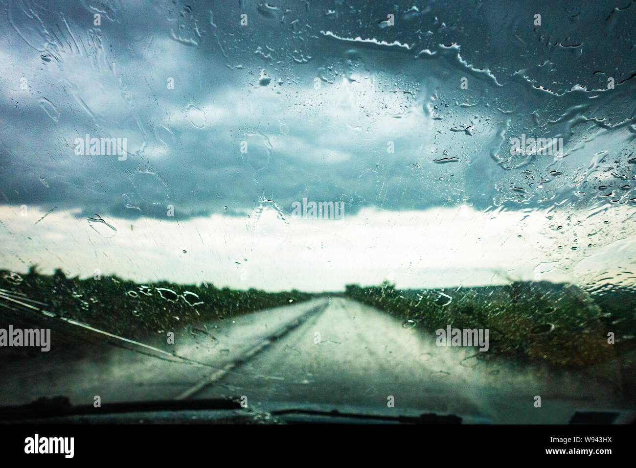 Drivers voir de forte pluie à travers la fenêtre de voiture Banque D'Images