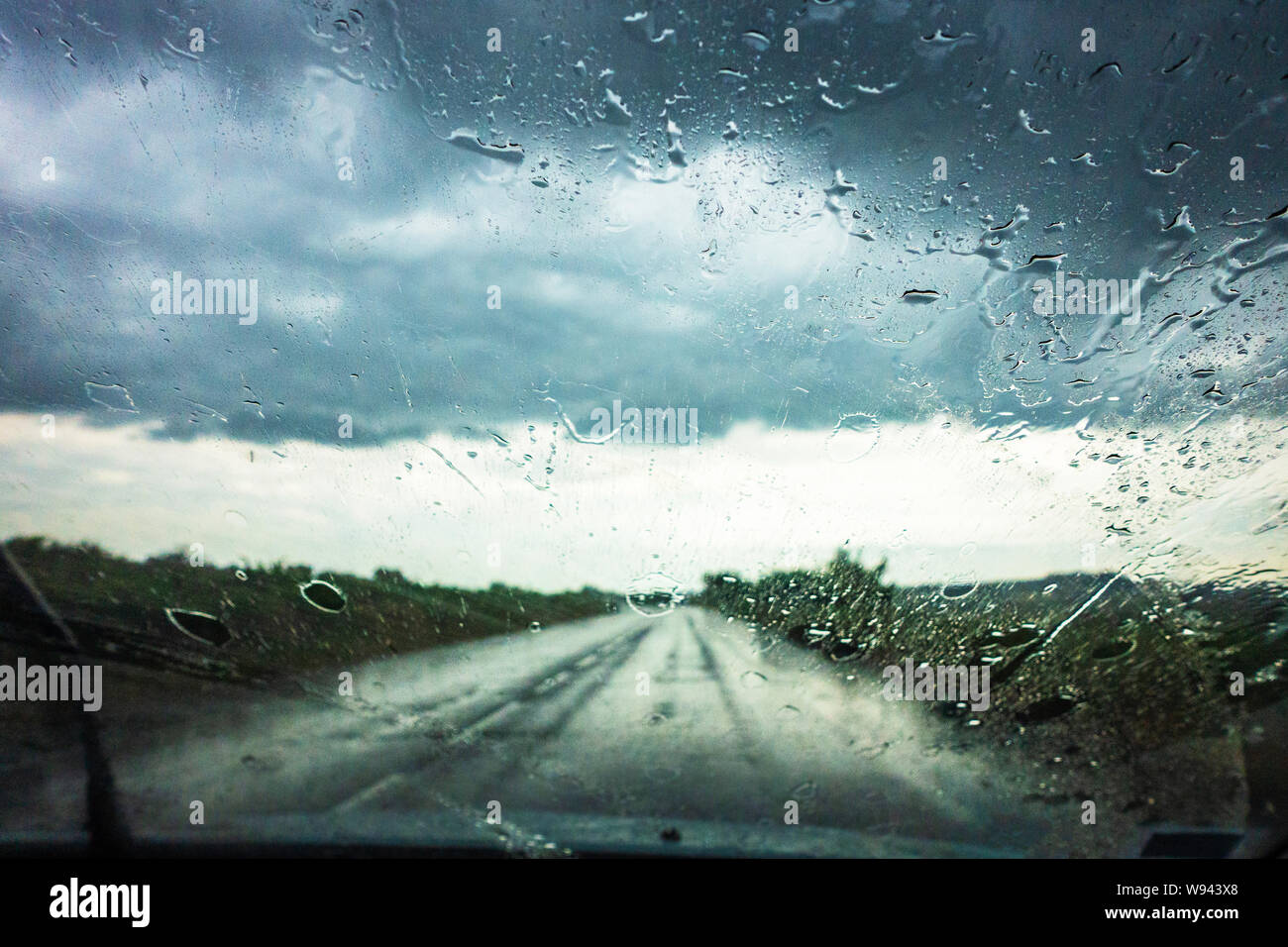 Drivers voir de forte pluie à travers la fenêtre de voiture Banque D'Images