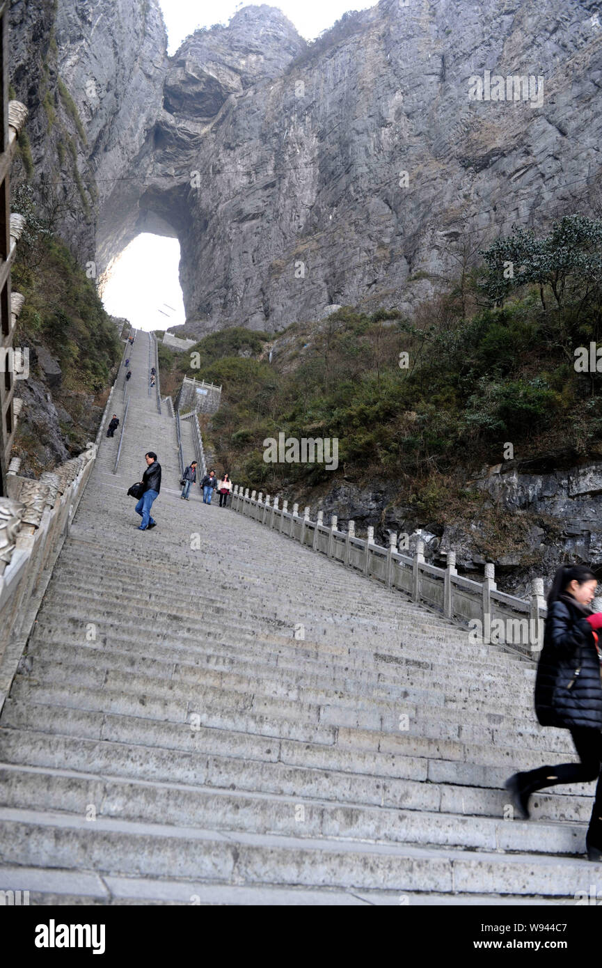 Les touristes à pied vers le bas de l'escalier en face de Tianmendong ou cieux Gate à Tianmen Mountain National Forest Park dans la ville de Zhangjiajie, Chine centrale Banque D'Images