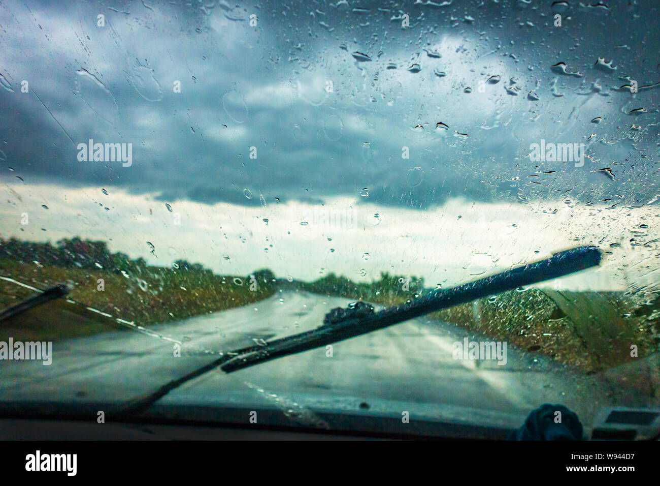 Drivers voir de forte pluie à travers la fenêtre de voiture Banque D'Images
