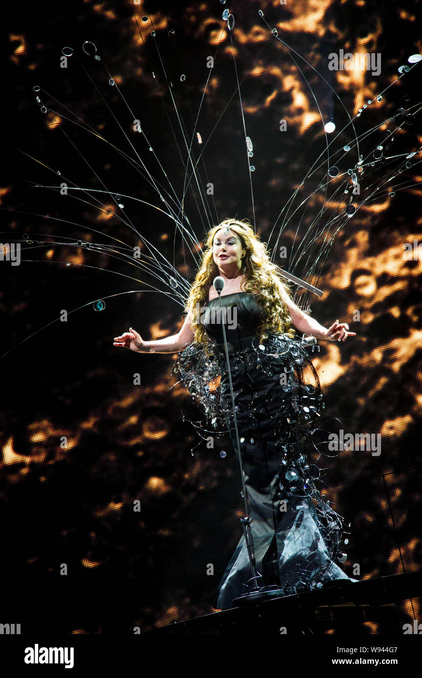 La soprano britannique Sarah Brightman chante pendant son concert à Shanghai Grand Stage à Shanghai, Chine, 23 juin 2013. Banque D'Images