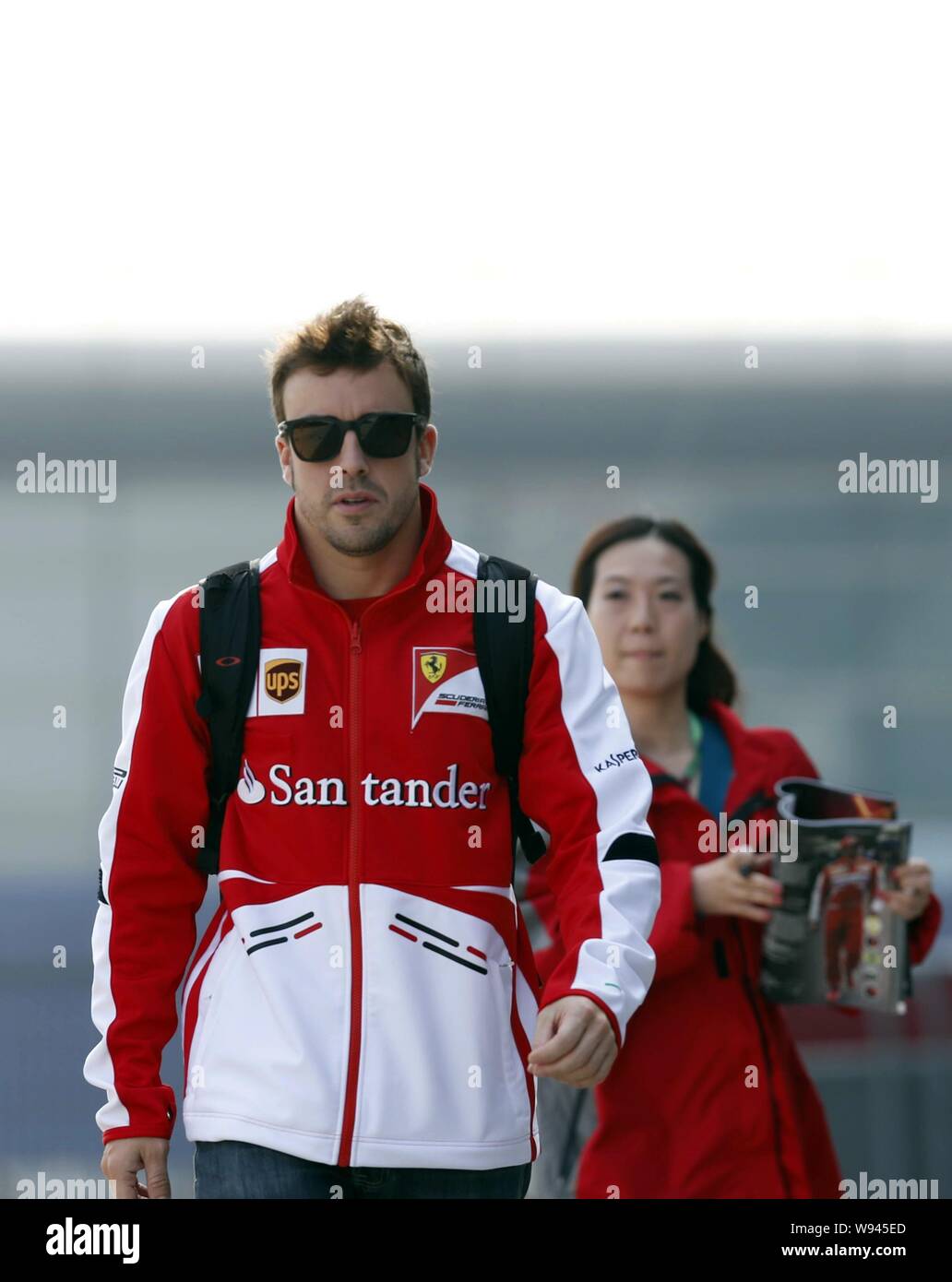 Le pilote Ferrari Fernando Alonso de l'Espagne se détend avant la première session pratique sur le Circuit International de Shanghai en préparation de l'upcomin Banque D'Images