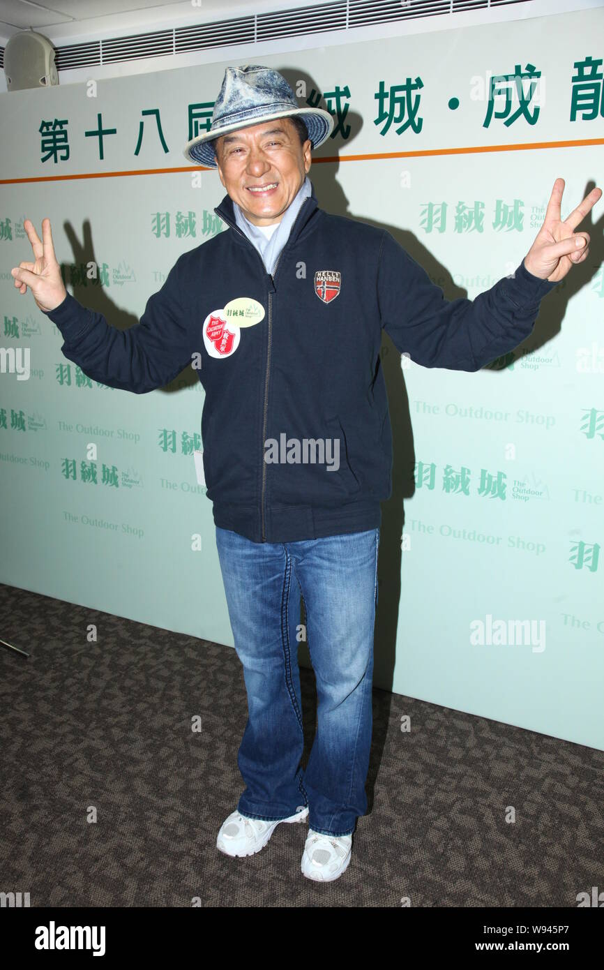 Hong Kong film super star Jackie Chan sourit comme il arrive pour un événement de bienfaisance à Hong Kong, Chine, 2 janvier 2013. Banque D'Images