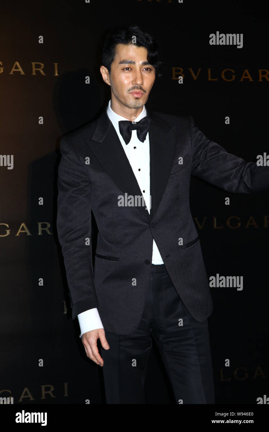 L'acteur sud-coréen Cha Seung-won vagues comme il arrive pour une partie de la ré-ouverture et 10e anniversaire de la Bulgari flagship store à Hong Kong, C Banque D'Images