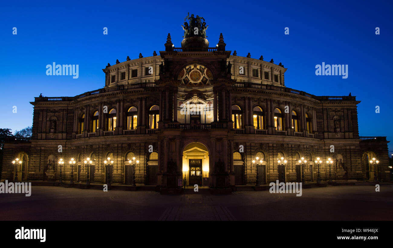 Vue Classique de crépuscule Semperoper historique de Dresde. Banque D'Images