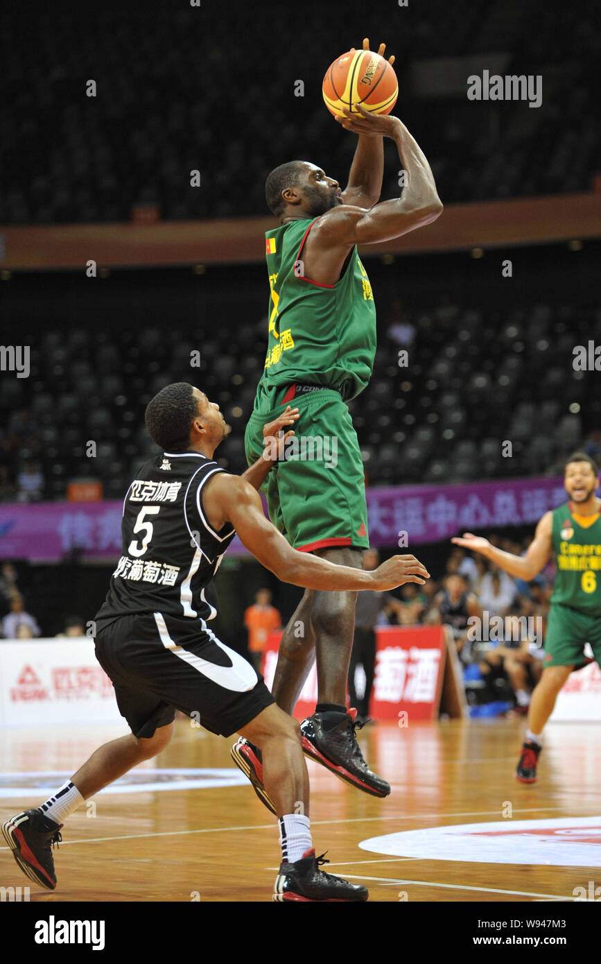 Un joueur de l'Équipe nationale de basket-ball du Cameroun, haut, tire un  panier contre un défenseur de l'équipe de basket-ball de Toronto au cours  des quatre nations 2013 Photo Stock - Alamy