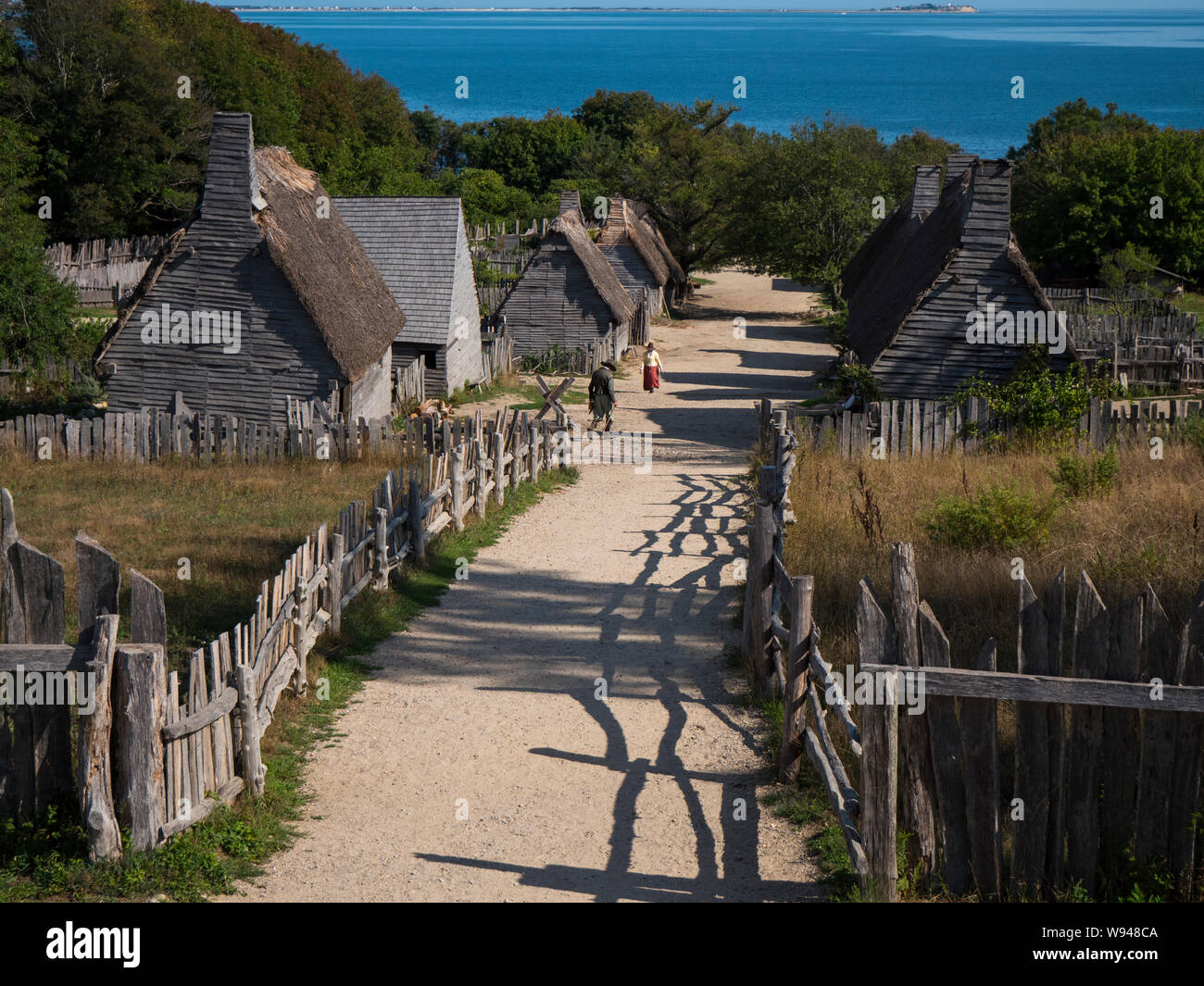2 pligrims tout en bas de la rue de Plimoth Plantation Banque D'Images