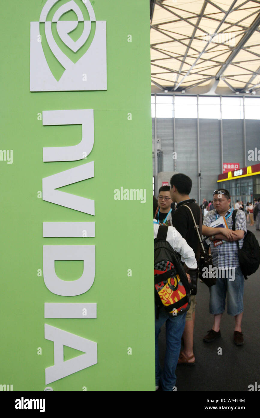 Personnes visitent le stand de NVIDIA au cours de la 11e China Digital Entertainment Expo et conférence, appelée ChinaJoy 2013, à Shanghai, Chine, le 25 juillet Banque D'Images
