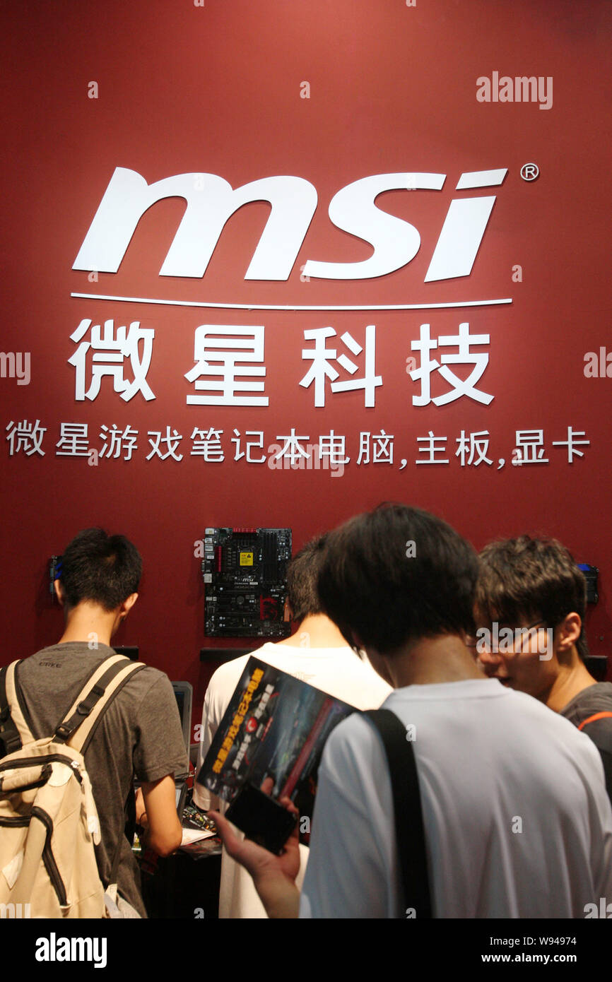 Personnes visitent le stand de la technologie MSI au cours de la 11e China Digital Entertainment Expo et conférence, appelée ChinaJoy 2013, à Shanghai, Chine, Banque D'Images