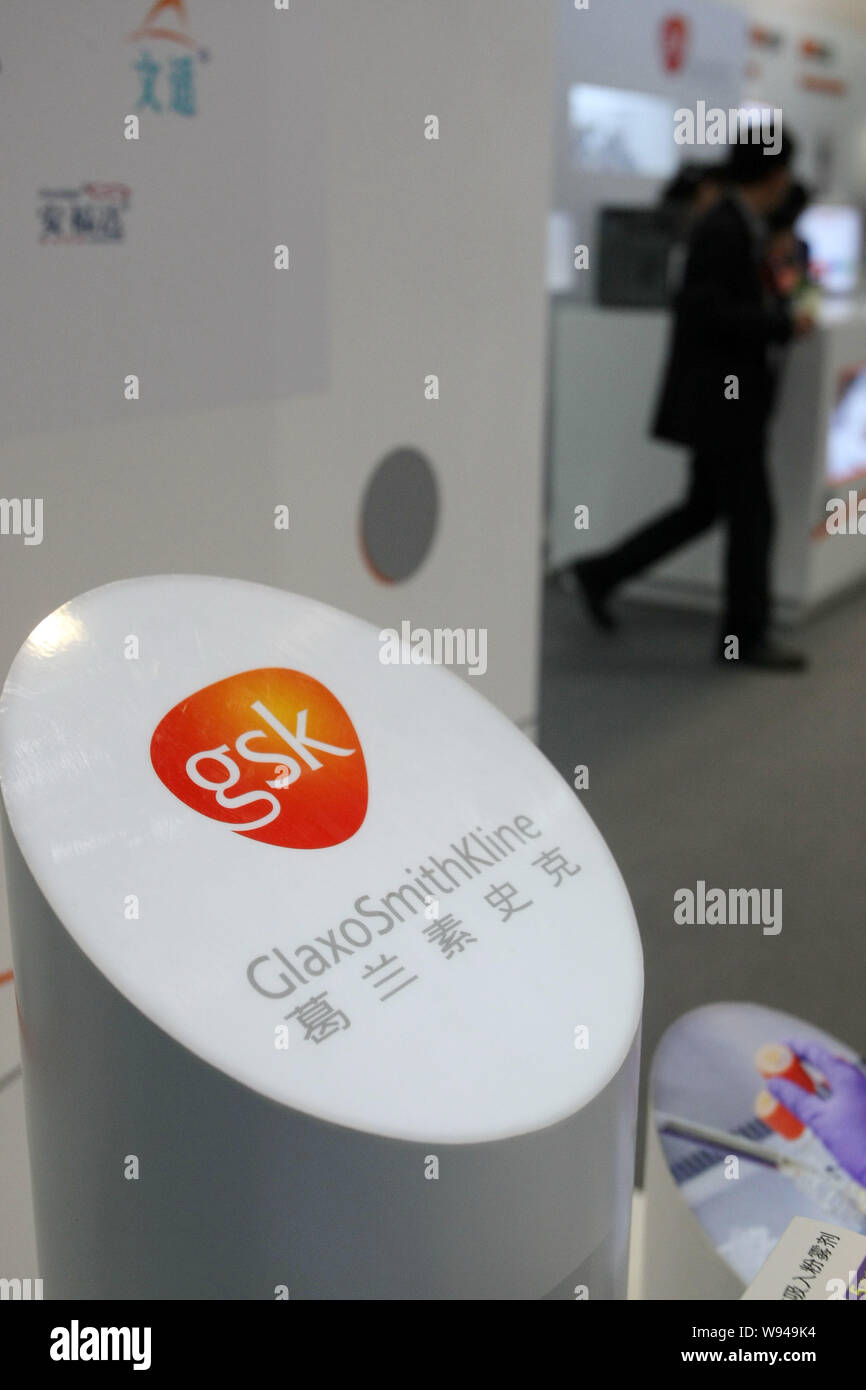 --FILE--un visiteur passe devant le stand de GlaxoSmithKline (GSK) lors d'une exposition à Shanghai, Chine, le 8 mai 2013. Le fabricant de médicaments britannique GlaxoSmithKline Banque D'Images