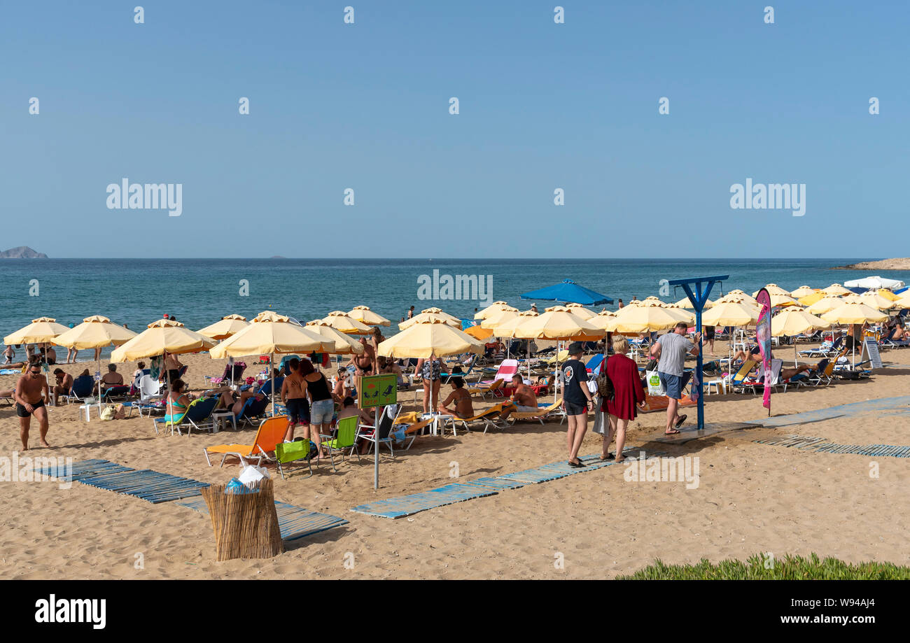 Héraklion, Crète, Grèce. Juin 2019. Acapulco Beach situé à proximité de l'aéroport de Iraklion. Les touristes de soleil Banque D'Images