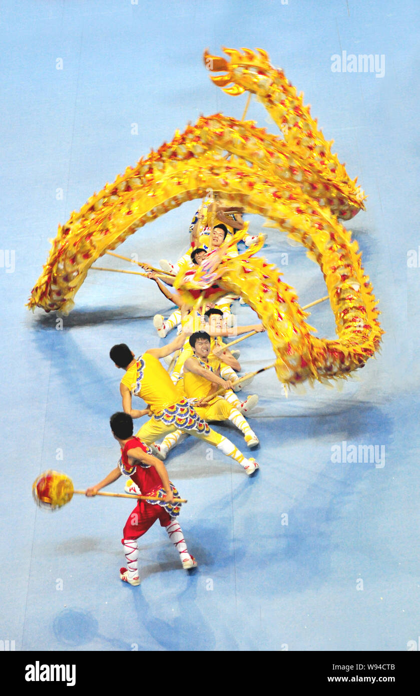 Les étudiants chinois exécuter la danse du dragon lors de la finale de la 6ème Fédération des Sports Universitaires de Chine Loong-Liondance Branca à Nanjing, à l'Est Banque D'Images