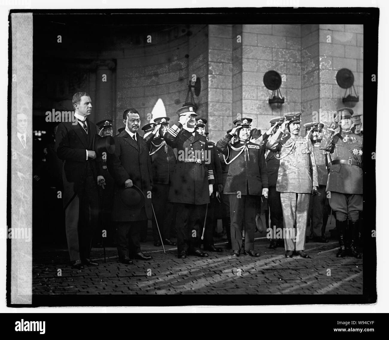 Admil. Kato et le Maj Gen'l. Tanaka K. et groupe saluant l'extérieur du bâtiment, 10/24/21 Banque D'Images