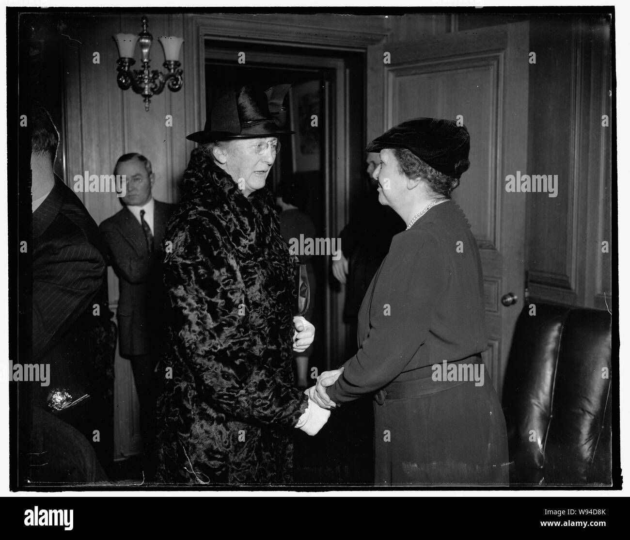 Favoris de l'Administration. Washington, D.C., le 22 janvier. La tenue des postes clefs de l'Administration Roosevelt, membre du Conseil de sécurité sociale Mary Dewson (à gauche) et le secrétaire du travail Frances Perkins, sont les deux favoris du Président, 1/22/38 Banque D'Images