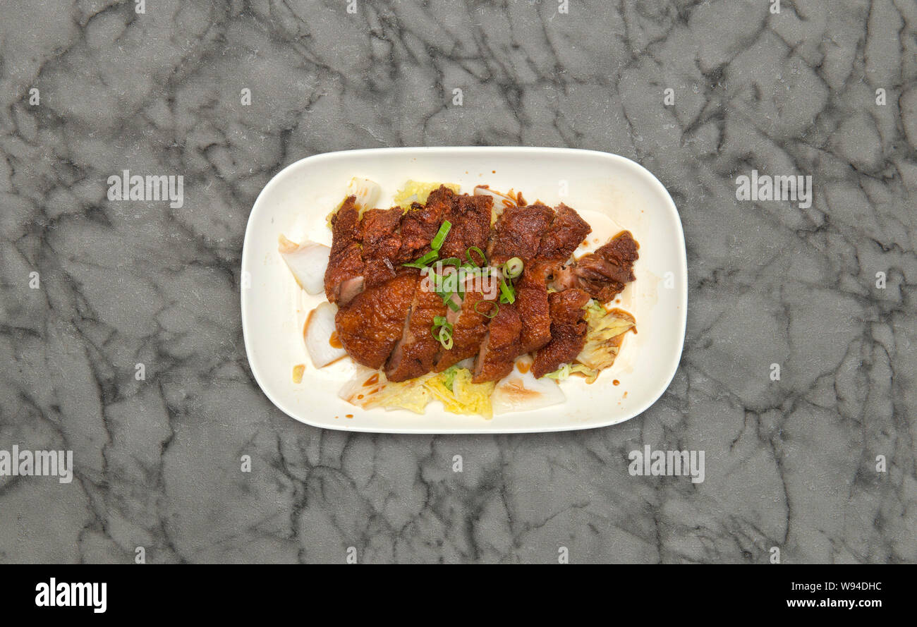 La cuisine chinoise. Canard rôti avec une sauce soya Banque D'Images