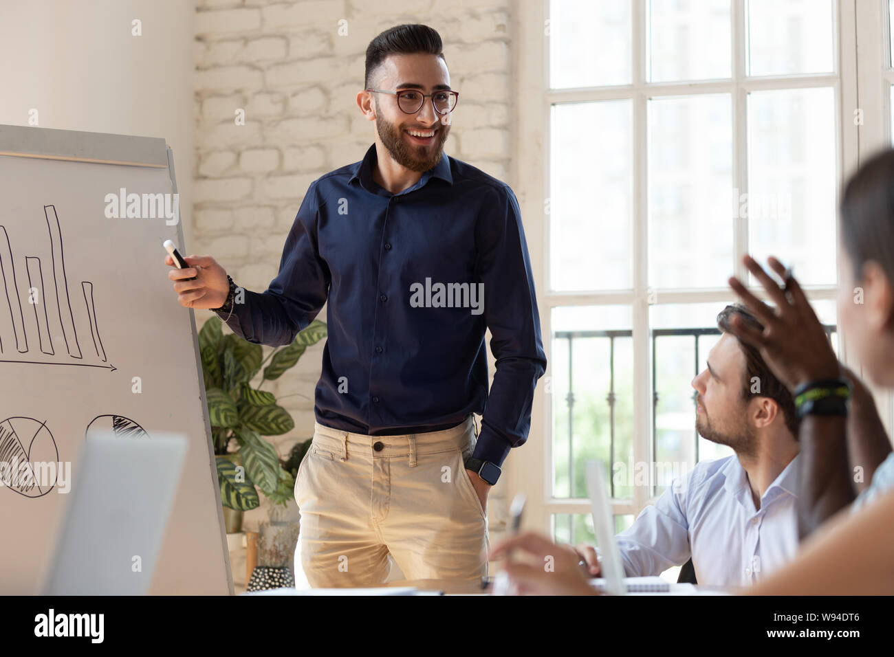 Portrait et entraîneur de l'équipe de discuter affaires diverses personnes présentation Banque D'Images
