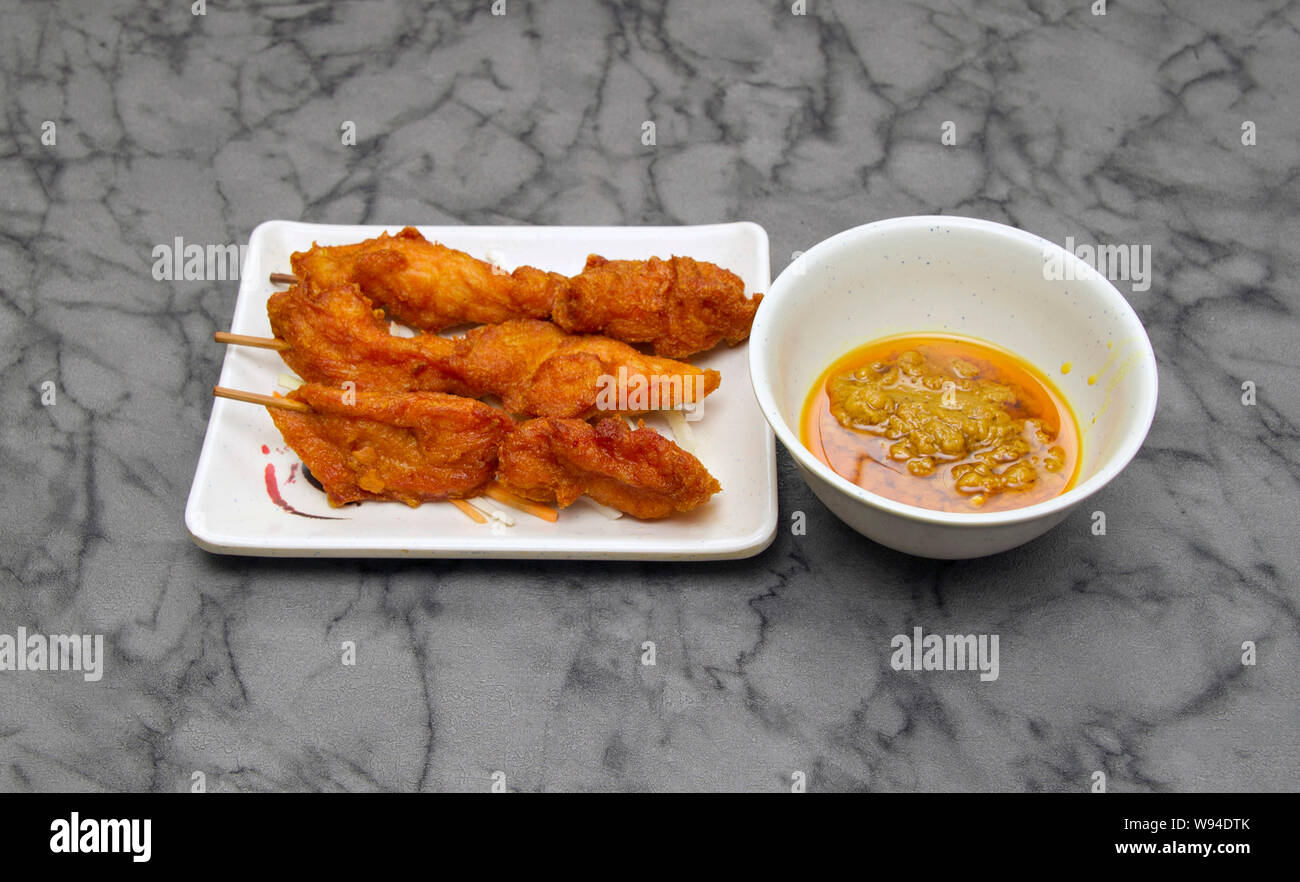 La cuisine chinoise. Sur les brochettes de poulet satay Banque D'Images