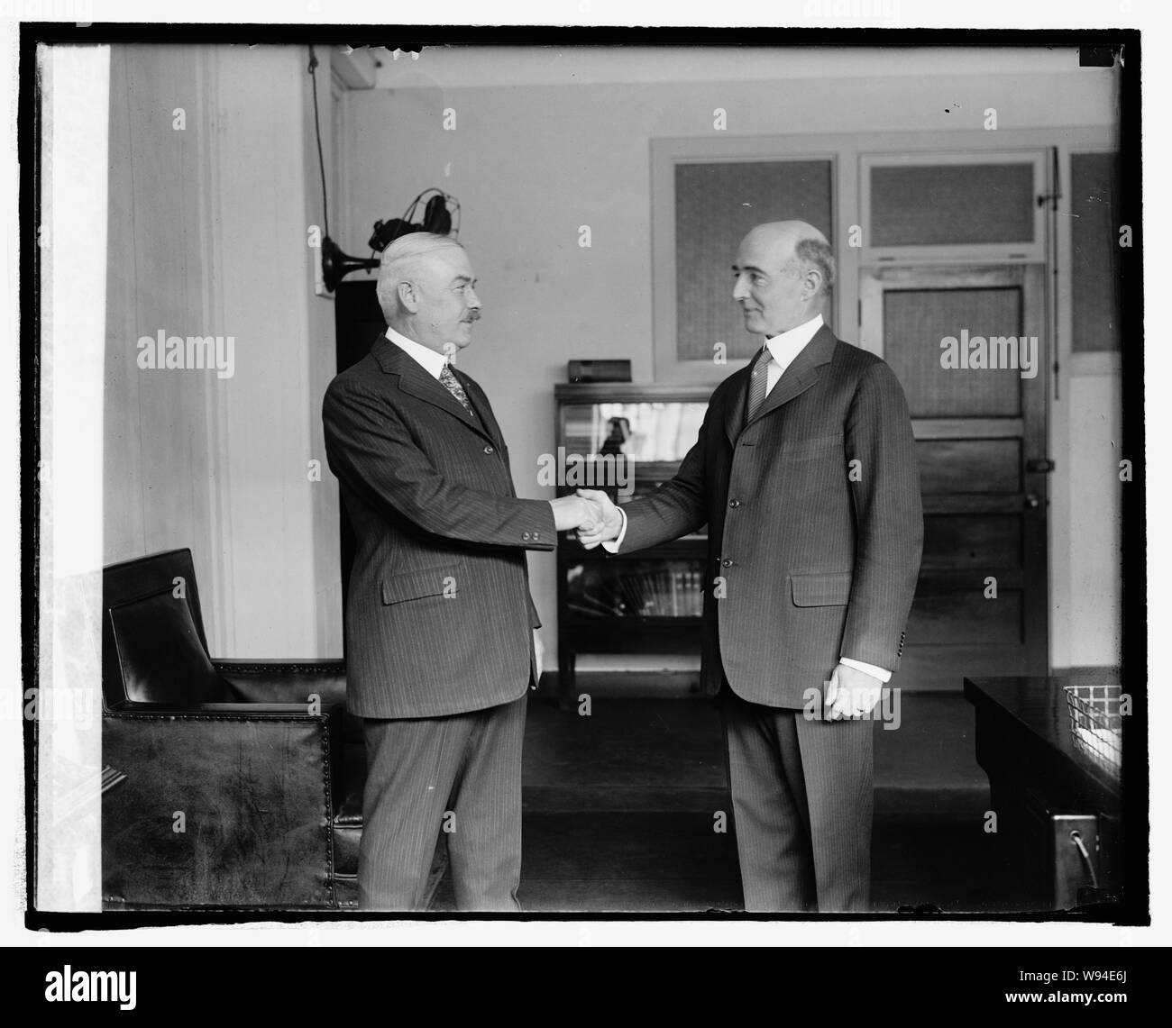 L'amiral J.L. Latimer & annonce. E.H. Campbell, 4/30/25 Banque D'Images