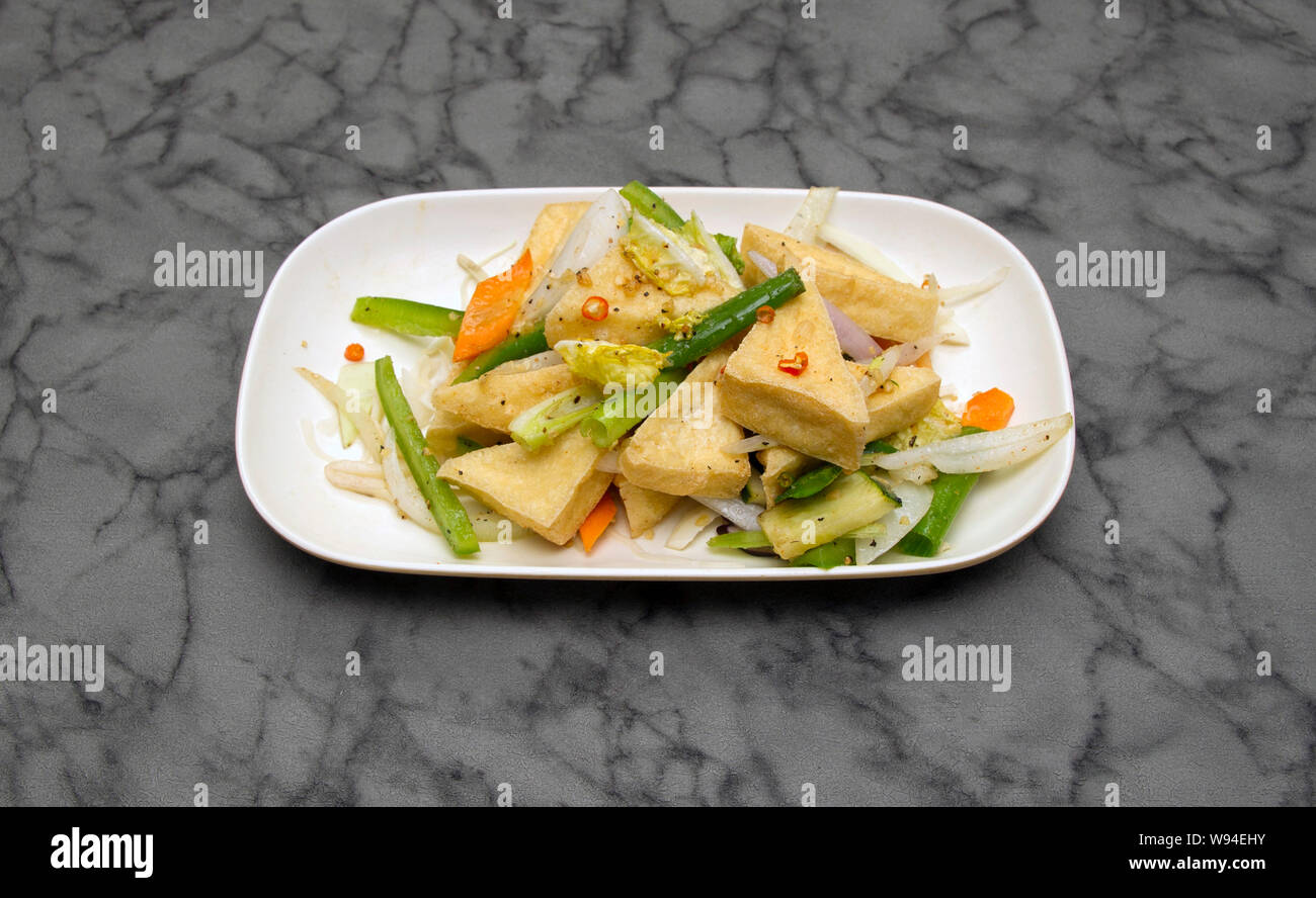 La cuisine chinoise. Tofu avec sel, ail et poivre Banque D'Images