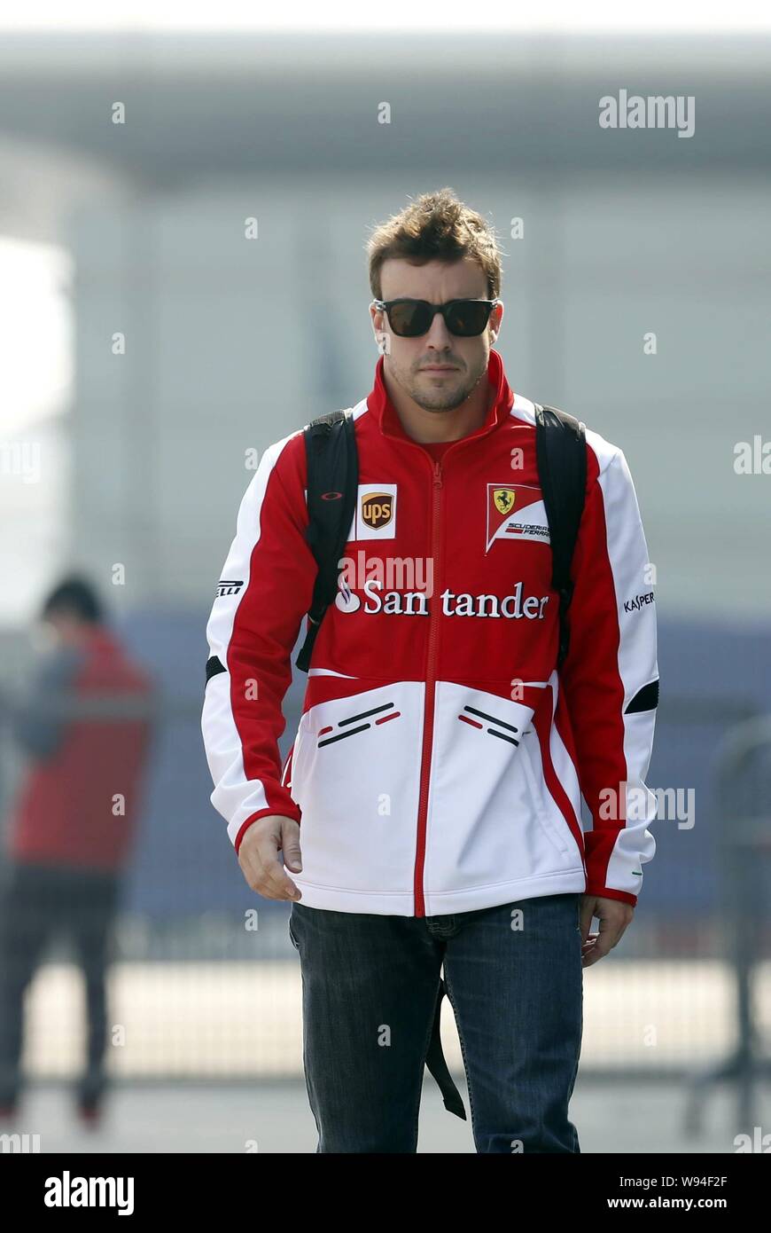 Le pilote Ferrari Fernando Alonso de l'Espagne se détend avant la première session pratique sur le Circuit International de Shanghai en préparation de l'upcomin Banque D'Images