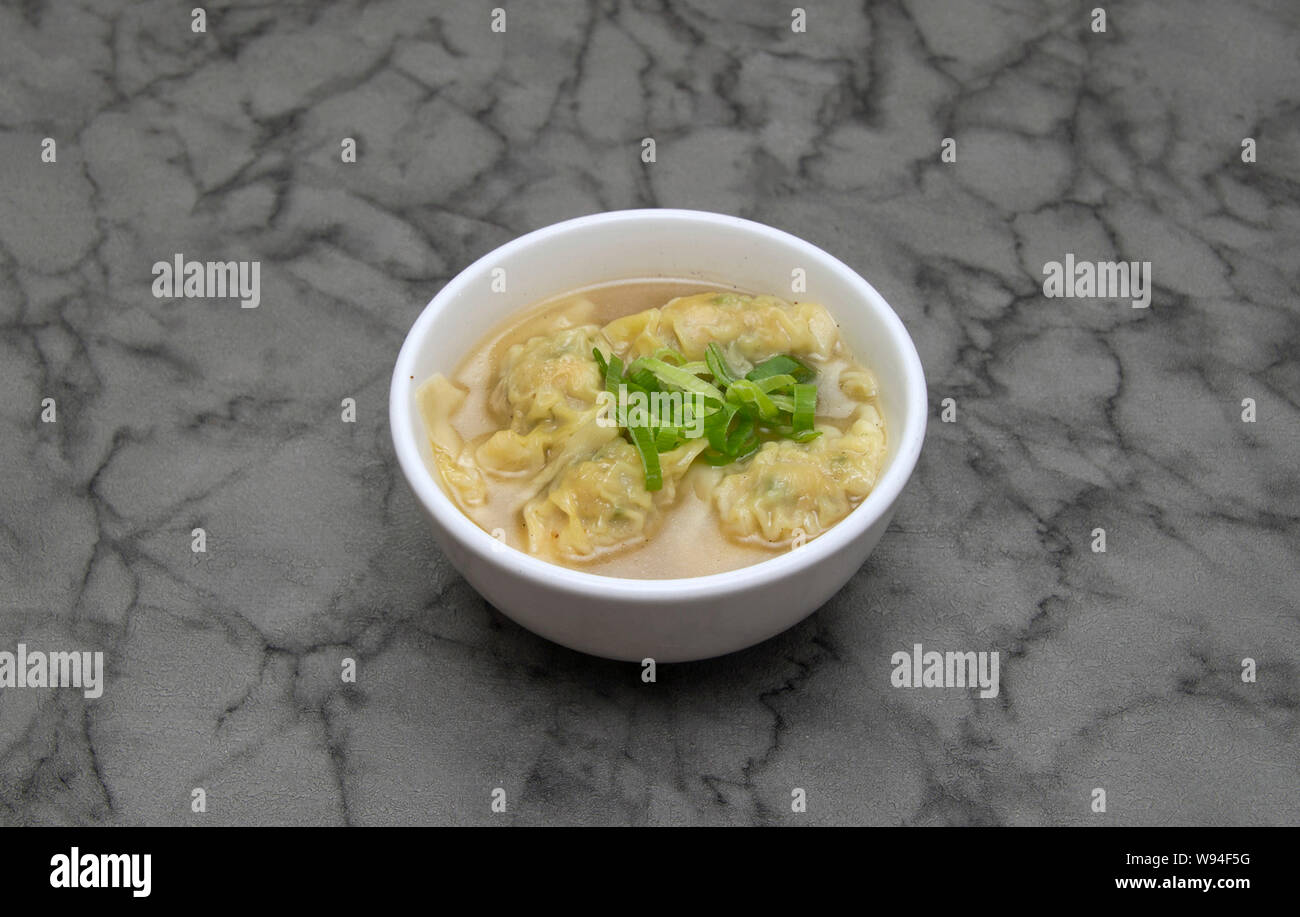 La cuisine chinoise. Soupe won ton Banque D'Images