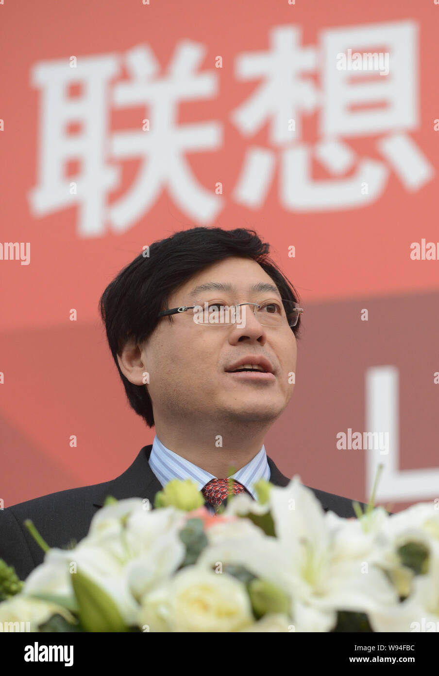 Yang Yuanqing, président-directeur général de Lenovo Group, prend la parole lors de la grande cérémonie d'ouverture pour le MIDH Lenovo Wuhan Centre d'opérations dans la ville de Wuhan, centra Banque D'Images
