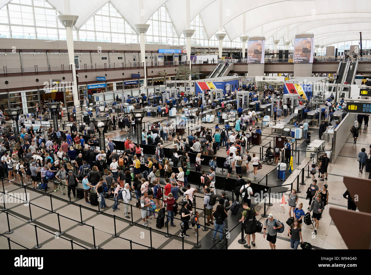 La sécurité de l'aéroport de point de TSA L'Aéroport International de Denver, CO à des lignes de voyageurs Banque D'Images
