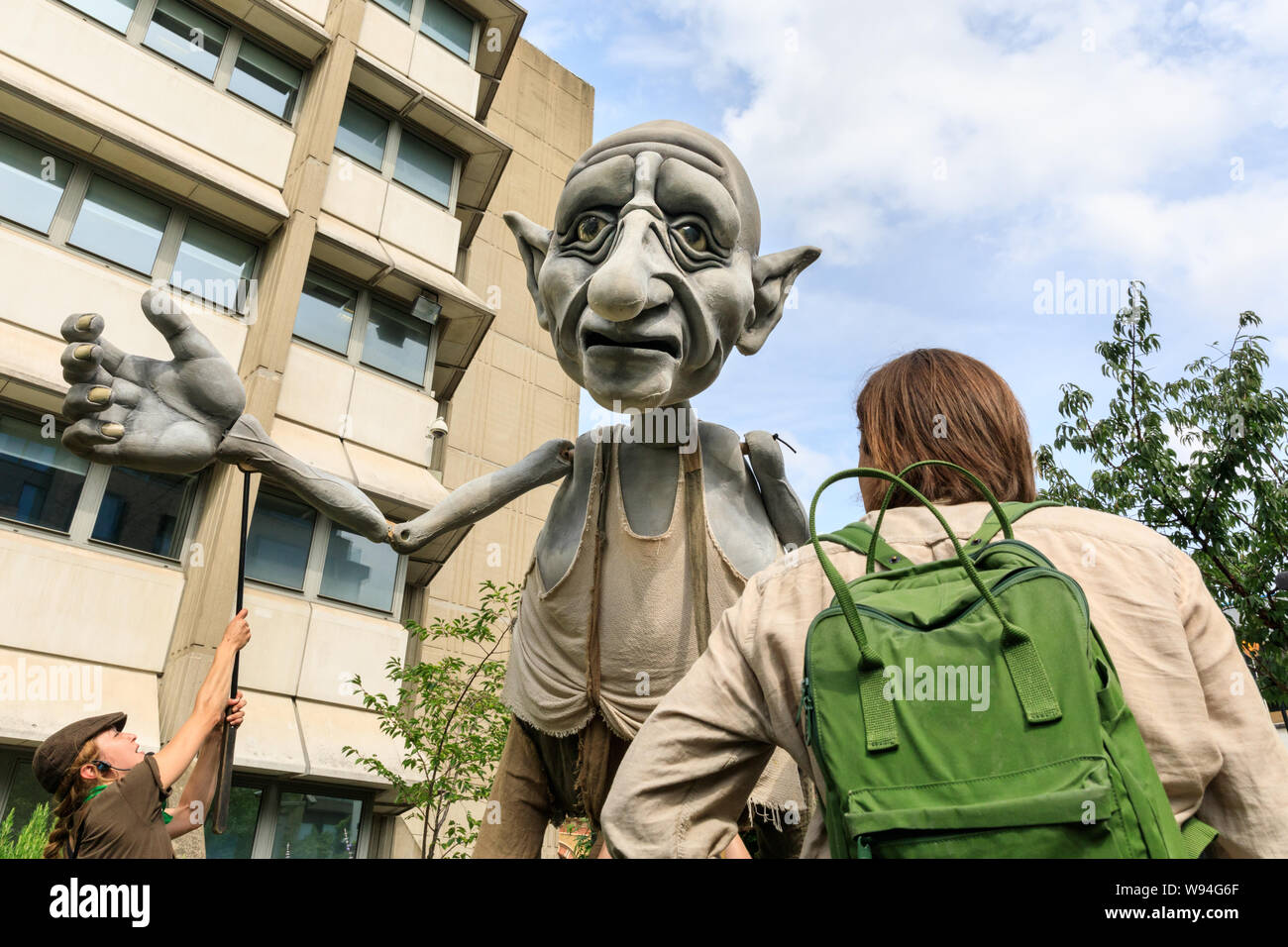 Une femme montres Gnomus, gardien de la terre, un doux géant géant vert avec des Marionnettes Marionnettes par 'courage' marionnettistes, les performances à l'extérieur à Southwark, Banque D'Images