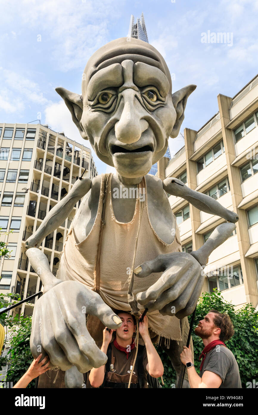 Gnomus, gardien de la terre, un doux géant géant vert avec des Marionnettes Marionnettes par 'courage' marionnettistes, les performances à l'extérieur à Southwark, Londres, UK Banque D'Images