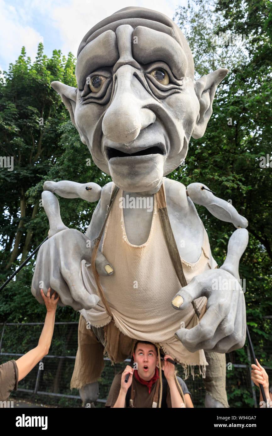 Gnomus, gardien de la terre, un doux géant géant vert avec des Marionnettes Marionnettes par 'courage' les marionnettistes, performance en dehors de Londres, UK Banque D'Images