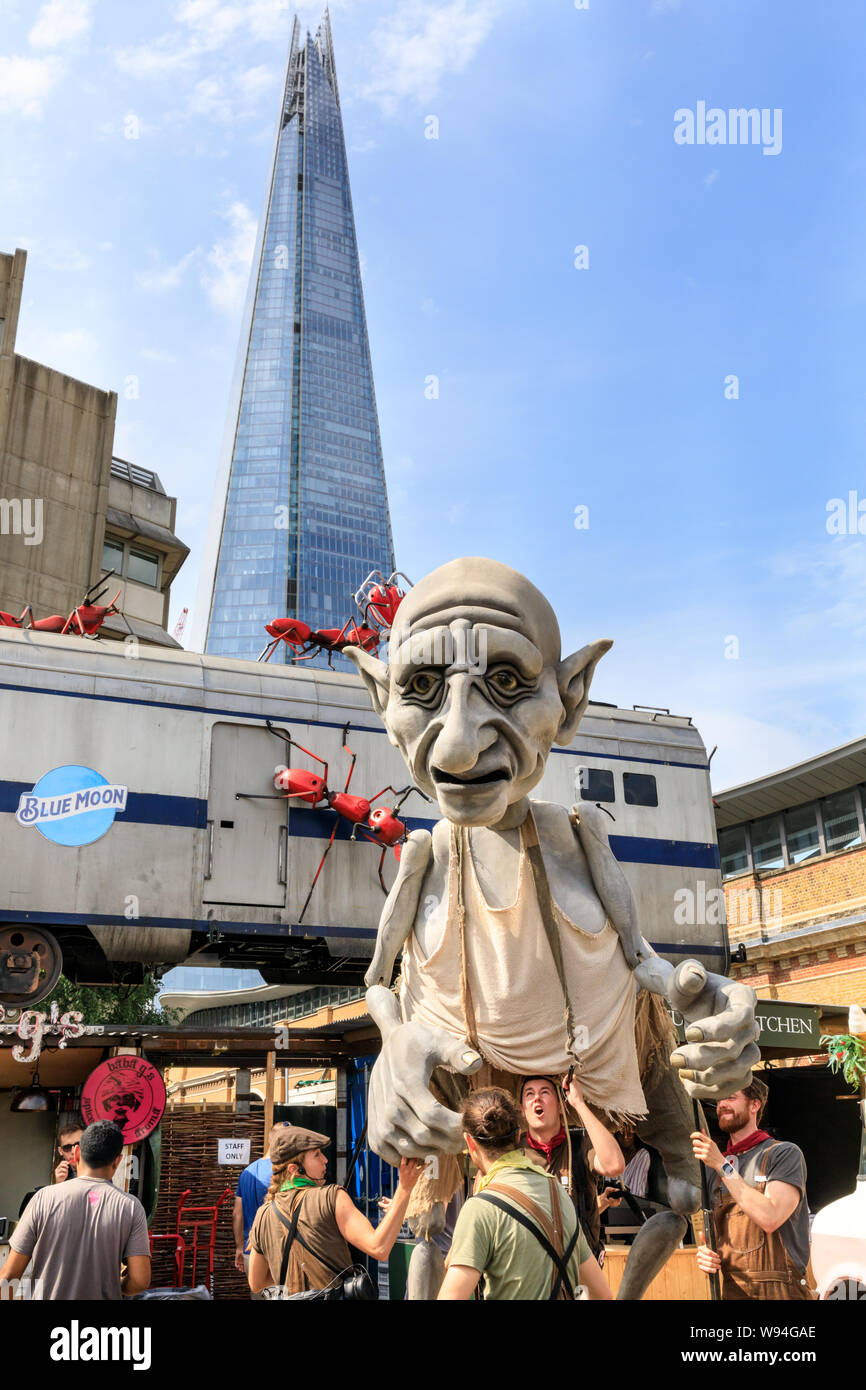 Gnomus, gardien de la terre, un doux géant géant vert par Puppts avec marionnettes 'courage' les marionnettistes, performance en dehors près du Shard, London, UK Banque D'Images