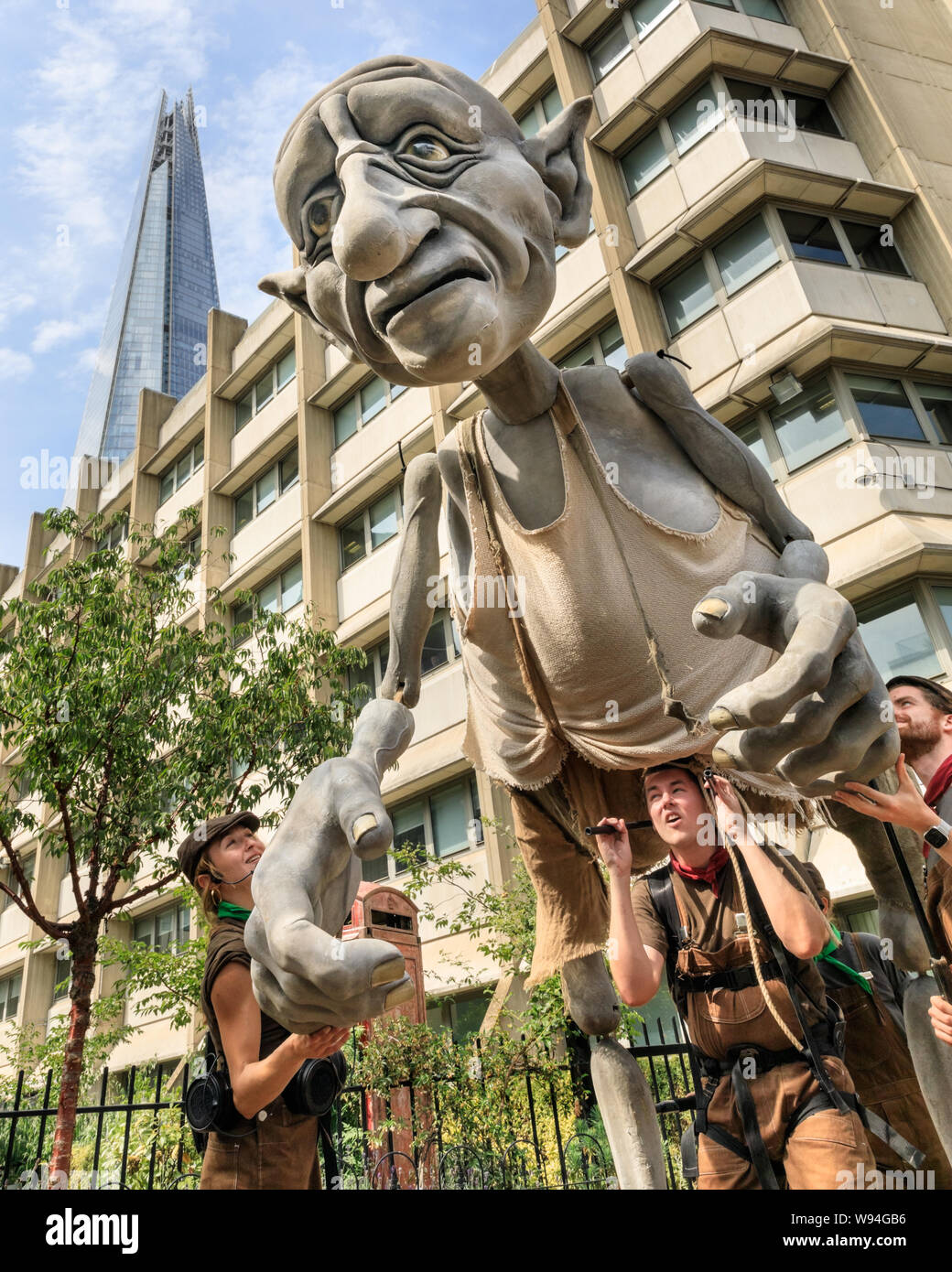 Gnomus, gardien de la terre, un doux géant géant vert avec des Marionnettes Marionnettes par 'courage' marionnettistes, les performances à l'extérieur à Southwark, Londres, UK Banque D'Images