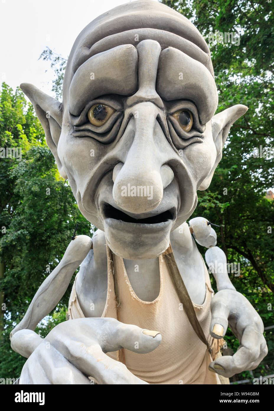 Gnomus, gardien de la terre, un doux géant géant vert par Puppts avec marionnettes 'courage' les marionnettistes, performance en dehors à Southwark, Londres, UK Banque D'Images