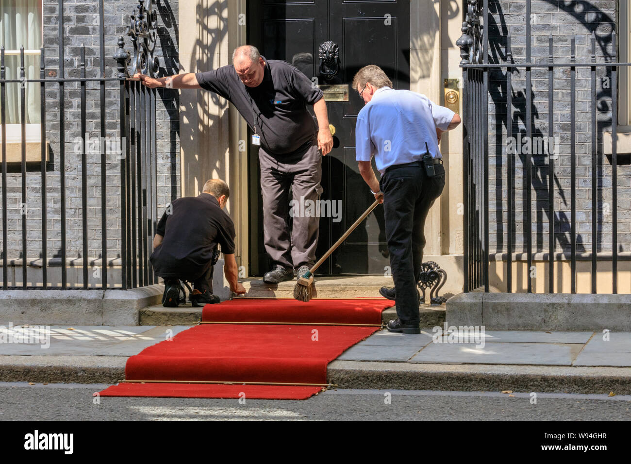 Un tapis rouge est installé et prêt à l'extérieur au 10, Downing Street pour un chef d'État visite, London, UK Banque D'Images