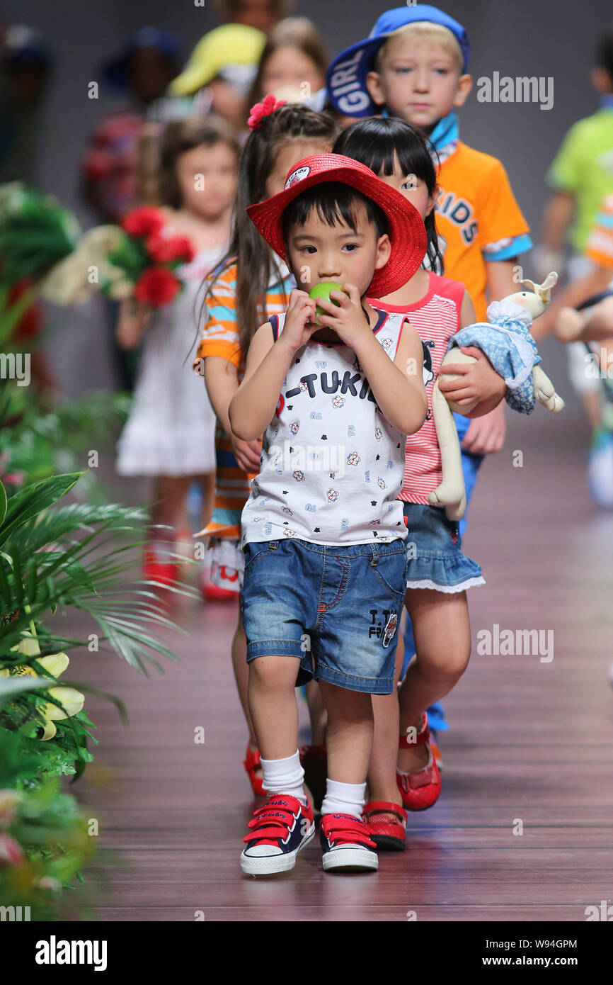 Les jeunes enfants afficher les nouvelles créations de designer à l'Enhuan Tuotu Zhao Kids Fashion Show durant la Semaine de la mode de Chine le printemps/été 2014 à Beijing, C Banque D'Images
