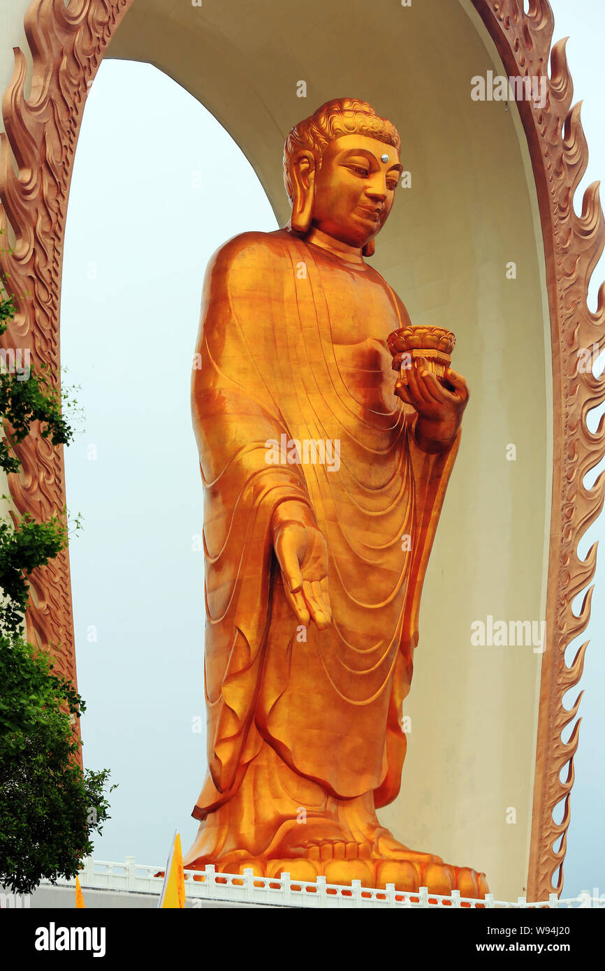 Vue de la statue de Bouddha la plus haute du monde, il s'est après Bouddha Donglin dorée à l'Est, le comté de Xingzi Chines la province de Jiangxi, 19 mai 2013. La con Banque D'Images